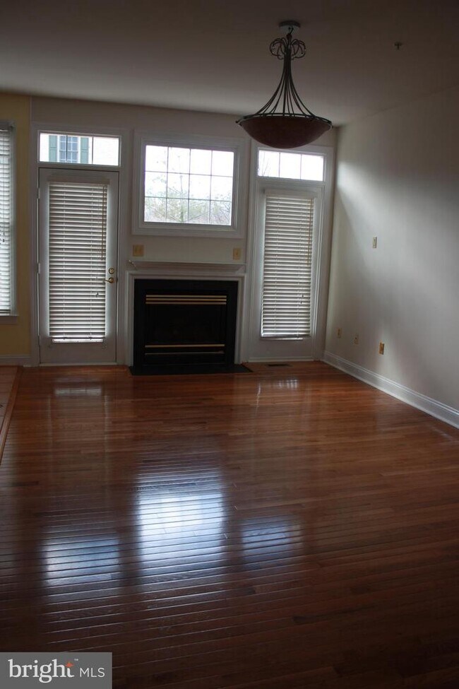 Building Photo - 1121 Regal Oak Dr