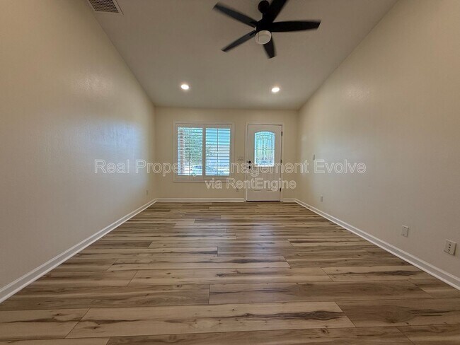 Building Photo - 6502 E Grandview Dr