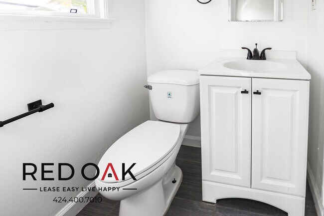 Building Photo - 851 S Kenmore Ave