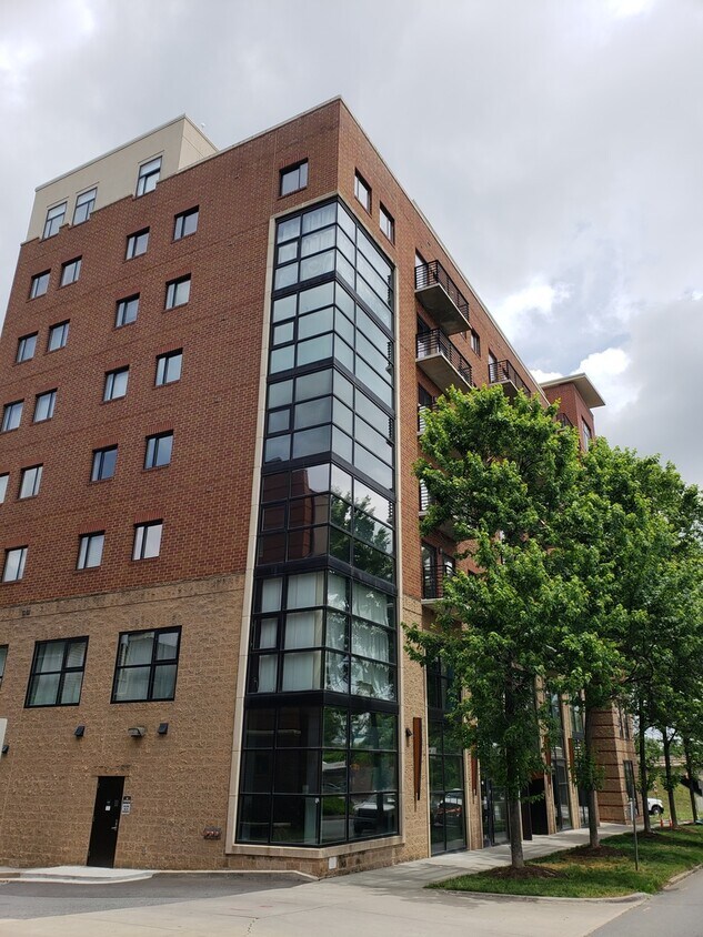 Primary Photo - 1 bedroom condo conveniently located in up...