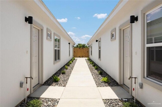 Building Photo - 740 N Alamo Rd