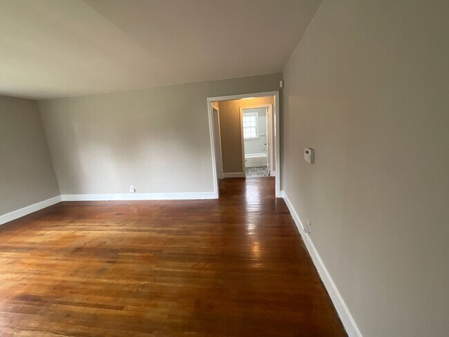 Building Photo - Lovely Corner Lot 2 Bed, 1 Bath Home Now A...