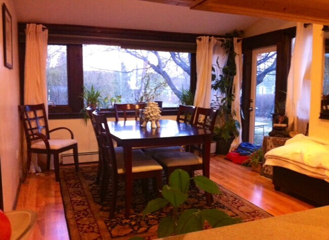 Dinningroom with large picture windows(views of garden) - 40 Oak St