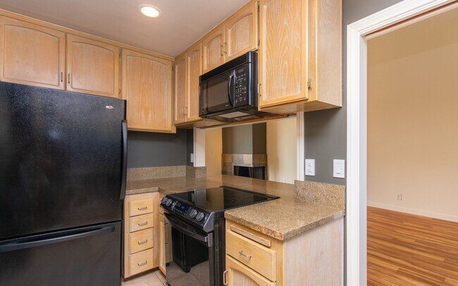 Building Photo - 2 Bedroom, 2 Bath Bristol Cove Condo