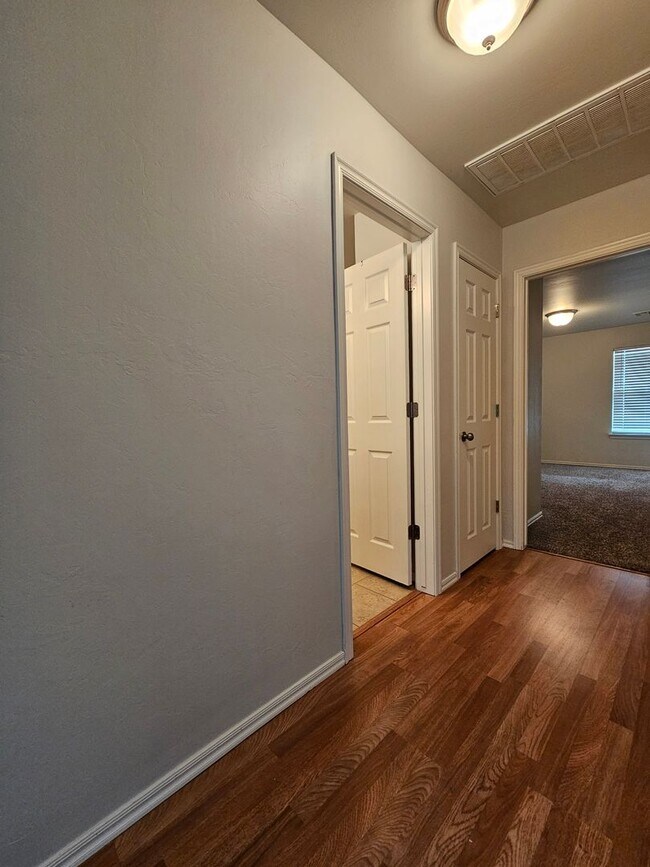 Foto del edificio - (3) Bed/(2) Bath with Storm Shelter Avail NOW!