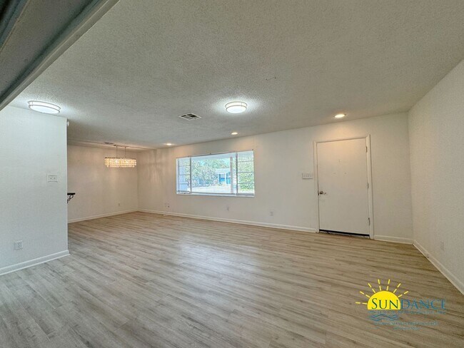Building Photo - Expansive 3 bedroom 3 bath floor plan loca...