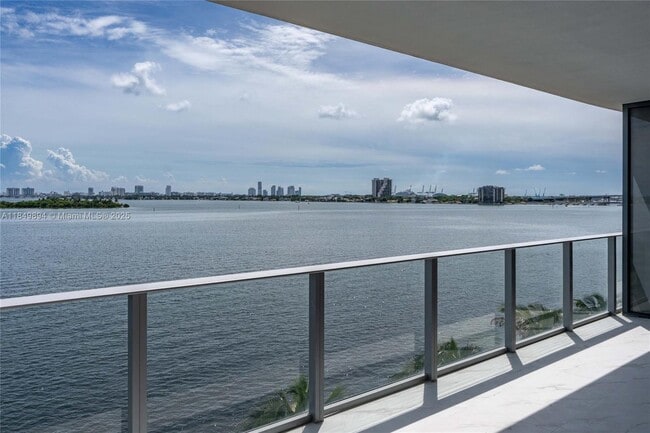 Foto del edificio - 700 NE 24th St