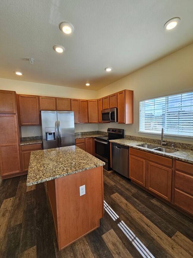 Building Photo - Like new 2Bed, 2.5 Bath with Den/Office To...