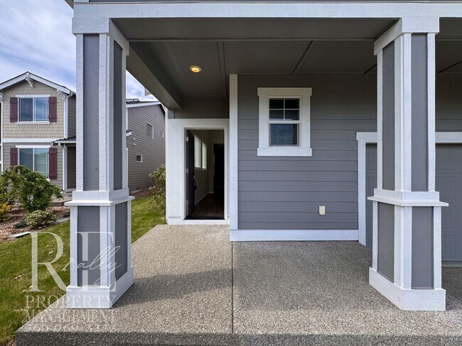 Foto del edificio - Warm & Inviting 4-Bedroom Home with Vaulted Ceilings, Loft, Fireplace & Fenced Backyard