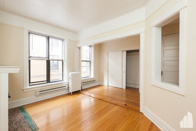 Building Photo - 454 W Belden Ave