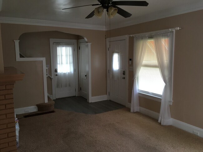 Foyer Photo 1 - 3935 W 33rd St
