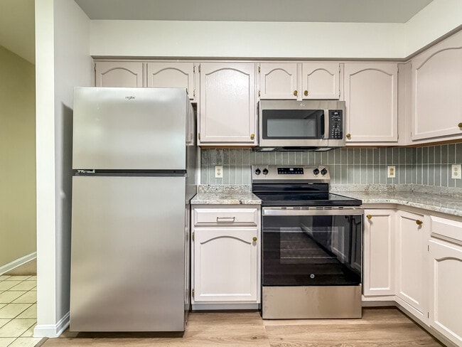 Building Photo - 208 Greenview Dr