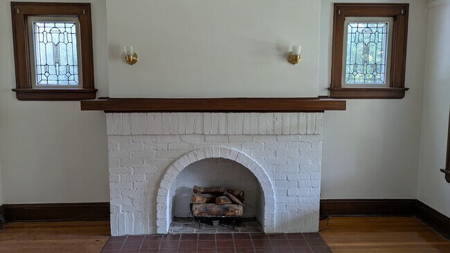Foto del edificio - 2438 Woodmere Dr