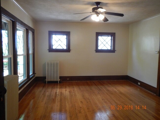 Building Photo - Available 6/1/25 Charming Two Story Single...