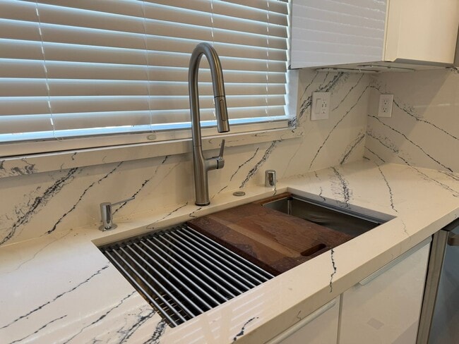Building Photo - EPIC REA - Fully Renovated 5BR/3BA Home in...