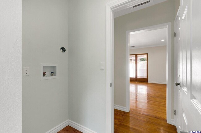 Foto del edificio - 2636 Montrose Ave
