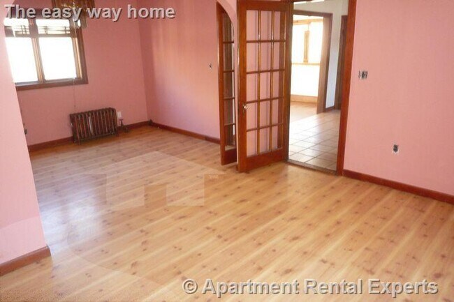 Building Photo - 569 Main St