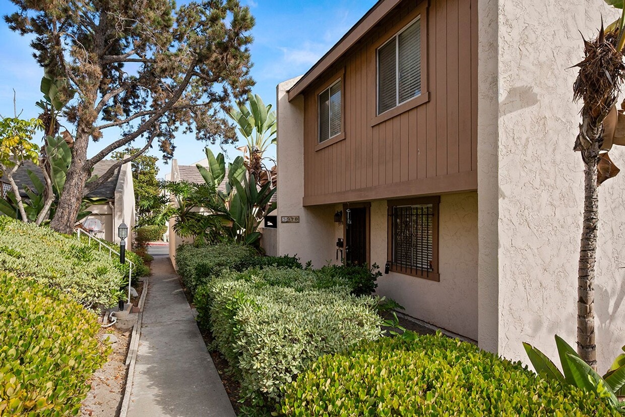 Primary Photo - Spacious 4-Bedroom 2.5-Bathroom Townhome 5...