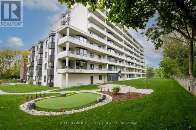 Photo du bâtiment - 1180 Commissioners Rd W