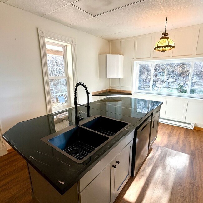 Foto del edificio - 4 Bed 1.5 Bath Victorian Style Single Fami...