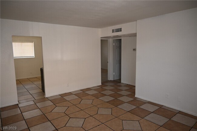 Building Photo - 725 N 11th St