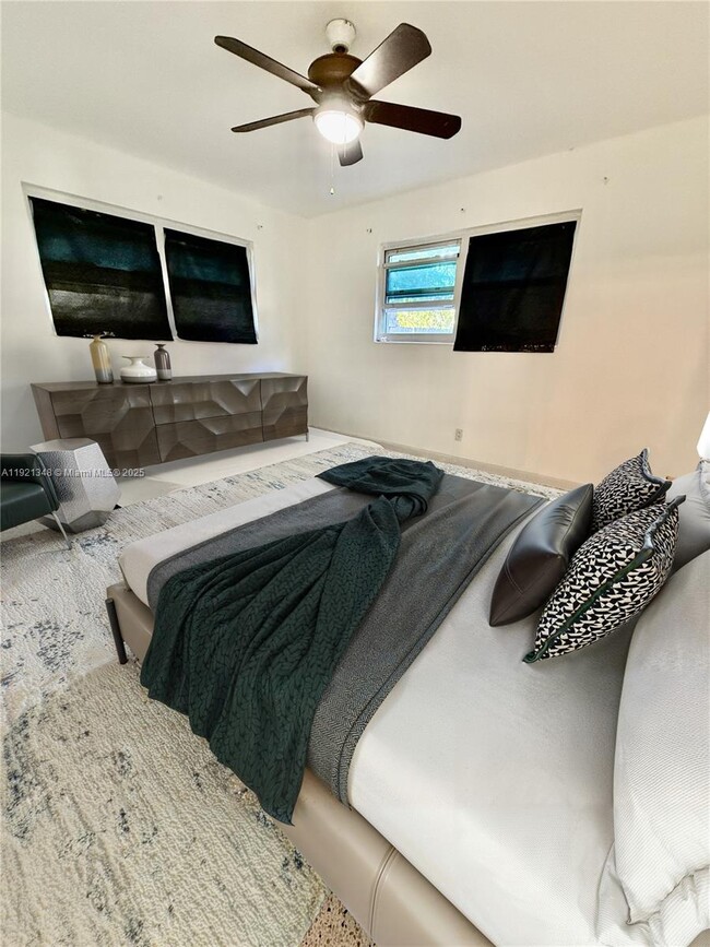 Building Photo - 4449 SW 35th Ave