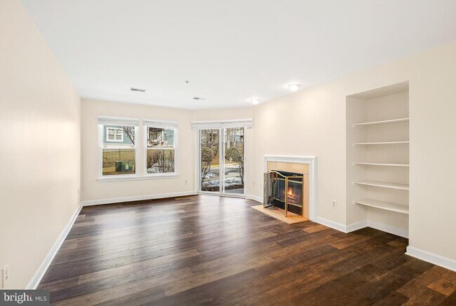 Foto del edificio - 3301 Sir Thomas Dr