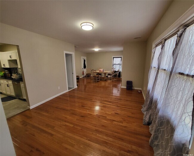 Foto del edificio - 74 Meadowbrook Rd