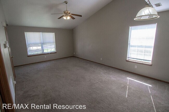 Foto del edificio - 3 br, 2 bath House - 677 W Country Squire Ct