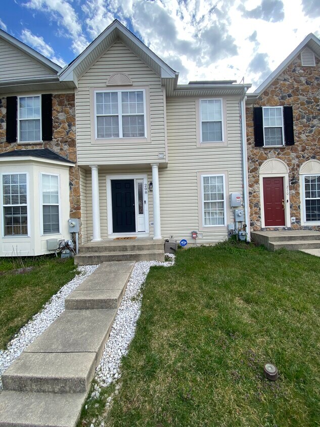 Frente de la casa - 208 Goldsborough Dr
