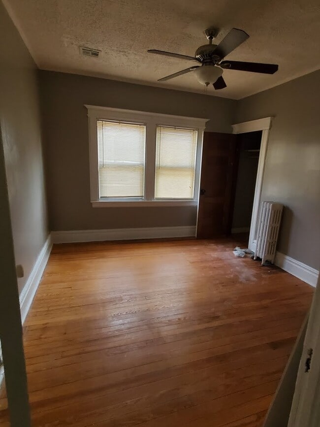 Extra large bedroom. - 925 S 19th St