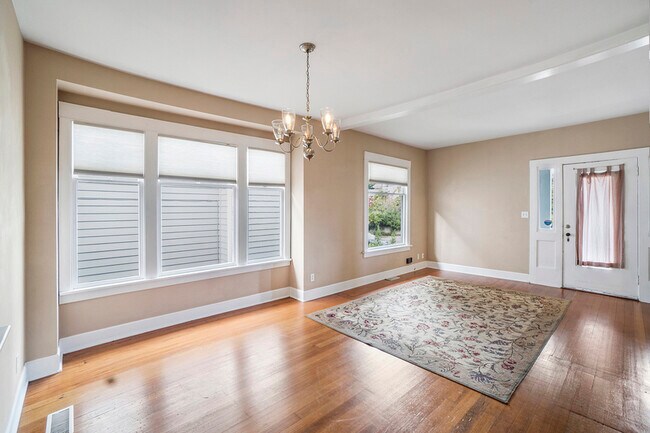 Building Photo - 549 NE 80th St
