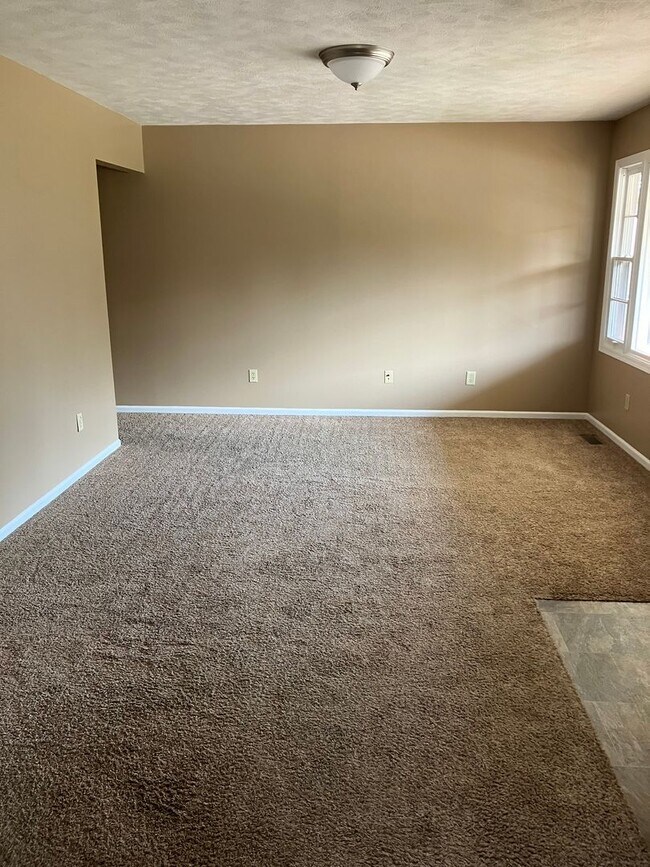 Building Photo - 4 bedroom home near Lake Manawa