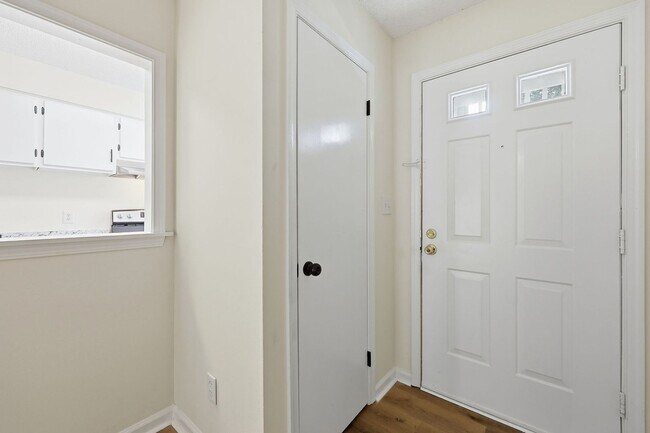 Foto del edificio - Updated 2BR Townhome in Prime Chapel Hill Location with Pool & Tennis!