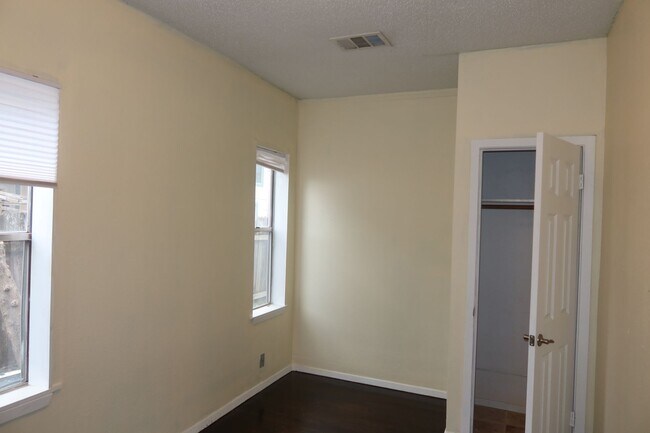 Foto del edificio - Hyde Park - 1 Bedroom House - Huge Yard - Real Wood Floors - Claw Foot Tub - $1495