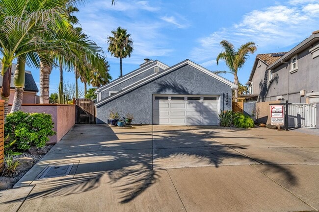 Building Photo - INCREDIBLE LOCATION... END OF CUL DE SAC WITH OVER 100 FEET ON WATER... MARVELOUS DOCK AND DECK W...