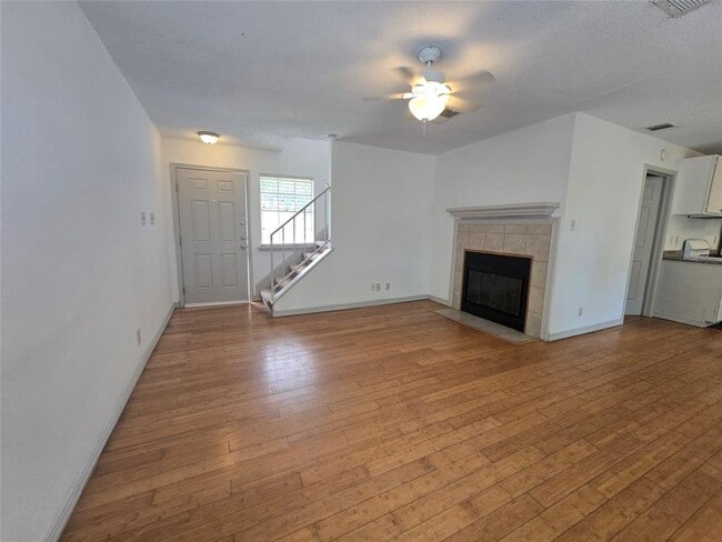 Building Photo - 807 Meadowcreek Dr