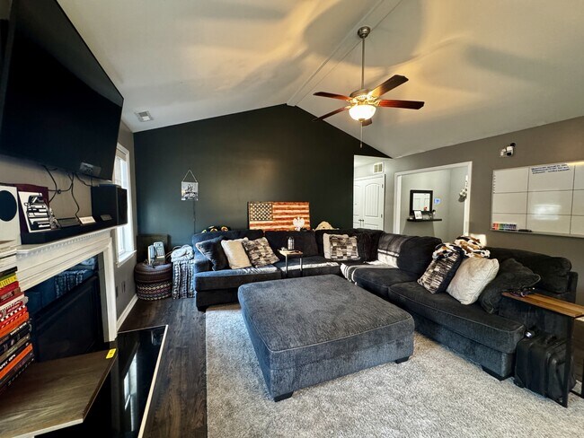 Foto del edificio - 211 Hidden Oaks Dr