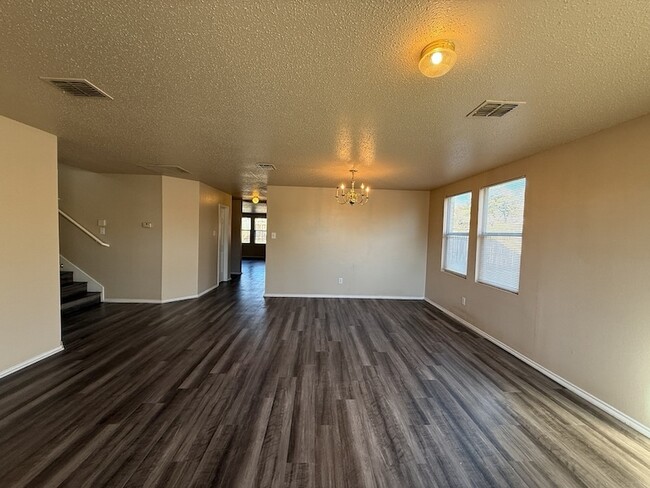 Foto del edificio - 3625 Clydesdale Dr
