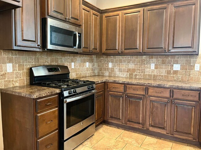Building Photo - Gorgeous 3 Bed, 2.5 Bath in Surrey Hills