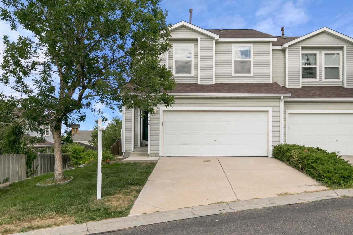 Primary Photo - Townhome in Trail Ridge Neighborhood!