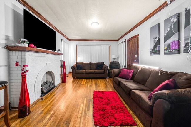 Building Photo - 2042 Darrow Avenue, Unit 1