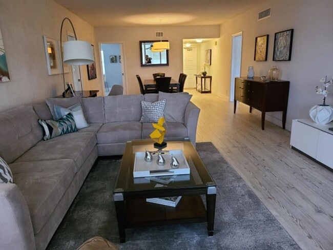 Foto del edificio - 804 Cypress Blvd