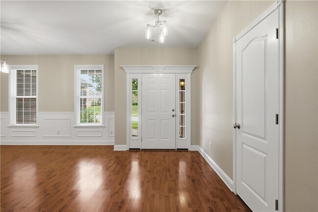 Building Photo - 305 NW Palomino St