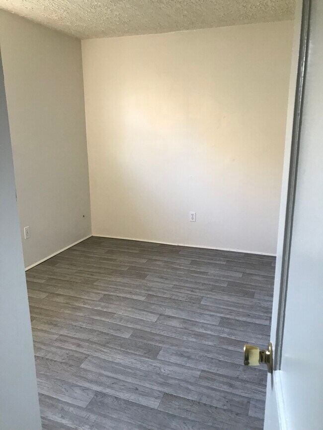 Bedroom 1 (sz approx 8x10) - 5270 Lee St