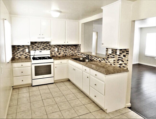 Building Photo - 2051 Cedar Ave