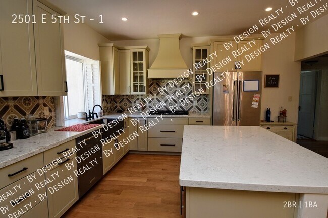 Foto del edificio - Custom Sam Hughes 2 Bed 1 Bath Remodel - A...