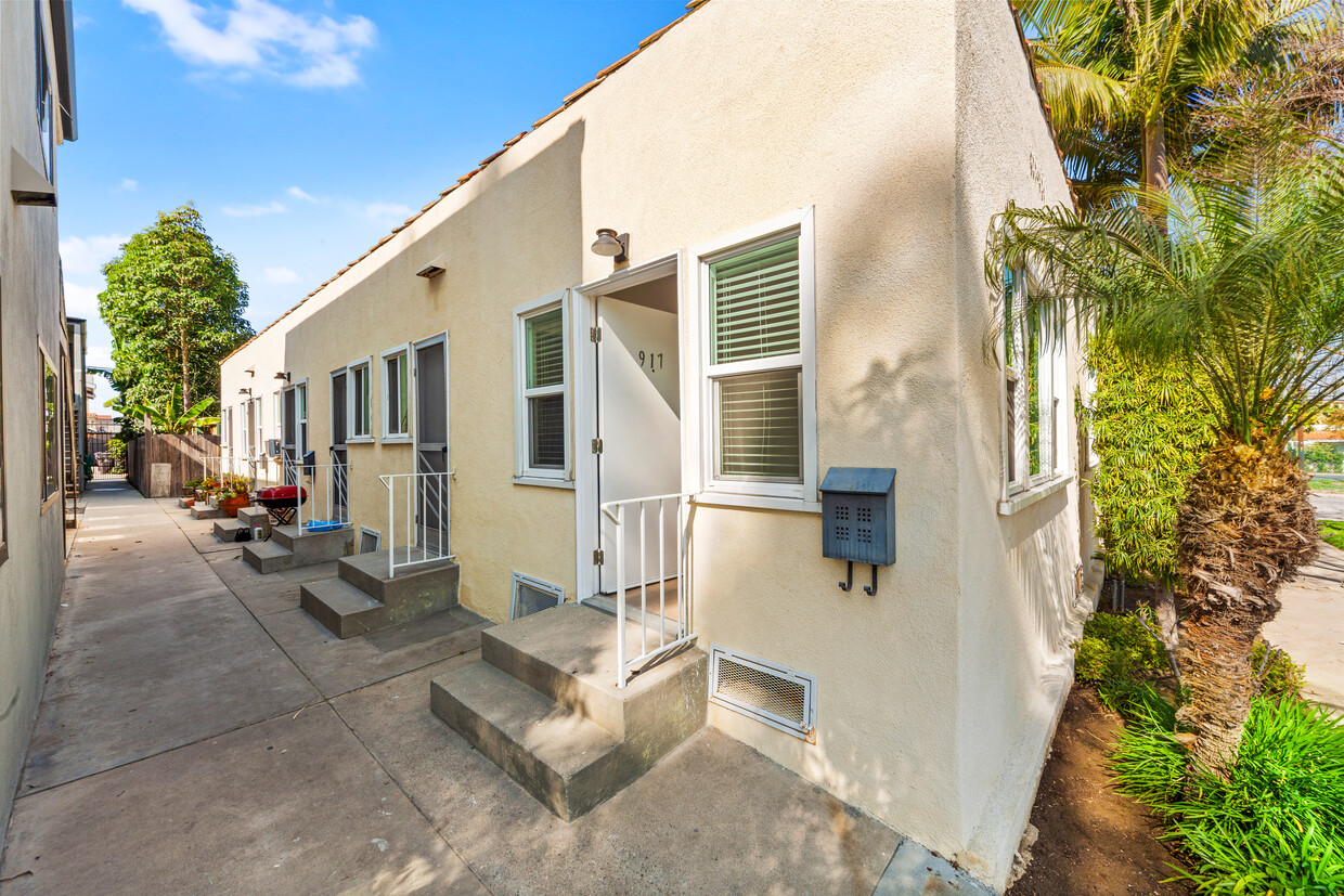 Building Photo - Grand Avenue Apartments