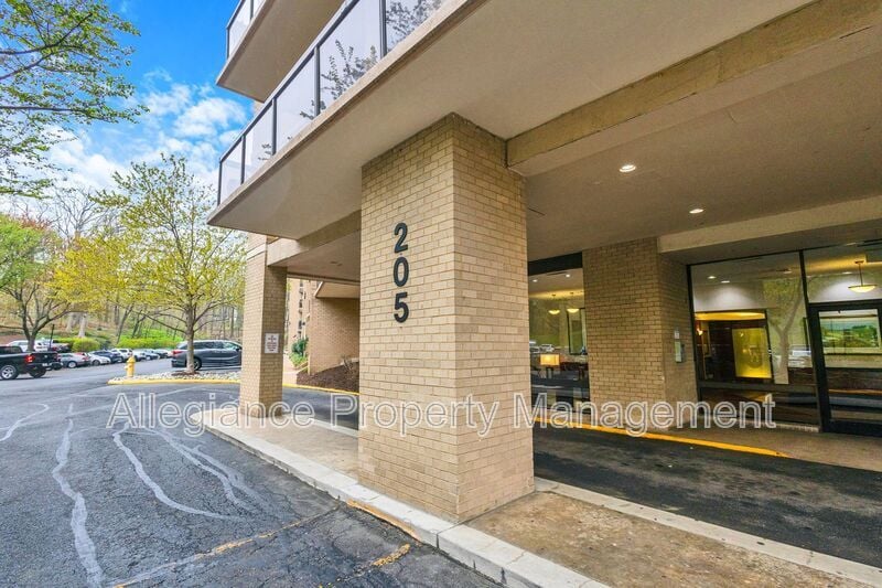 Primary Photo - 205 Yoakum Pkwy