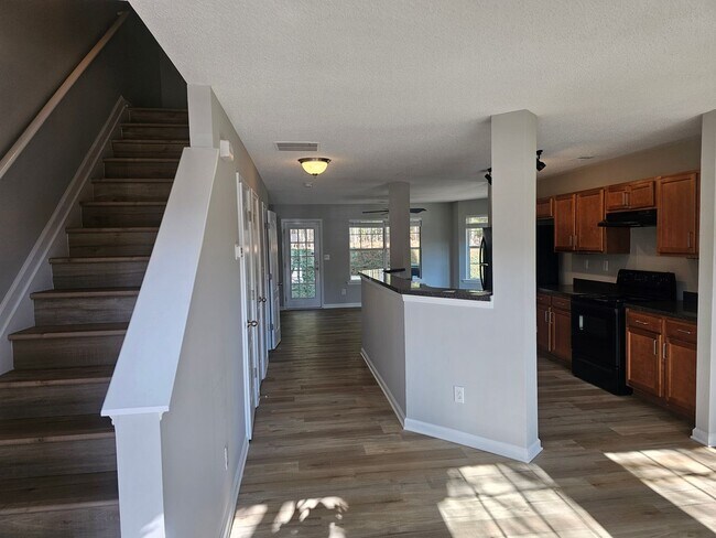 Foto del edificio - Move In special! 1/2 off the first Months rent!! 2 Bedrooms, 2.5 Baths Townhouse located in a Qui...